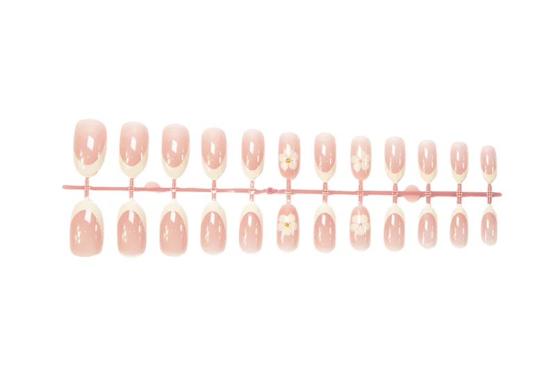 Kunstnagelset mit eleganten Blumen- und French-Spitze Verzierungen Brehn