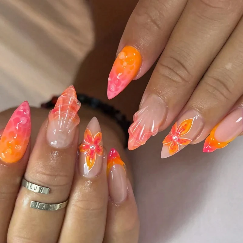 Kunstnagelset mit eleganten Blumen- und Farbverlauf-Designs Brehn