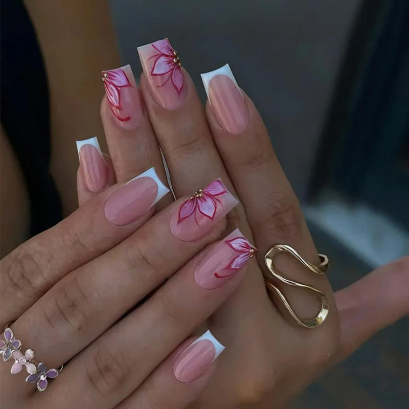 Kunstnagelset mit eleganten Blumen-Designs und Glitzerakzenten Brehn