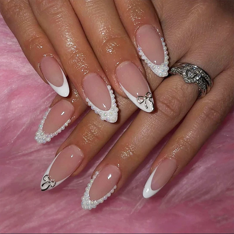 Kunstnagelset mit eleganten blauen und nude Farbakzenten Brehn
