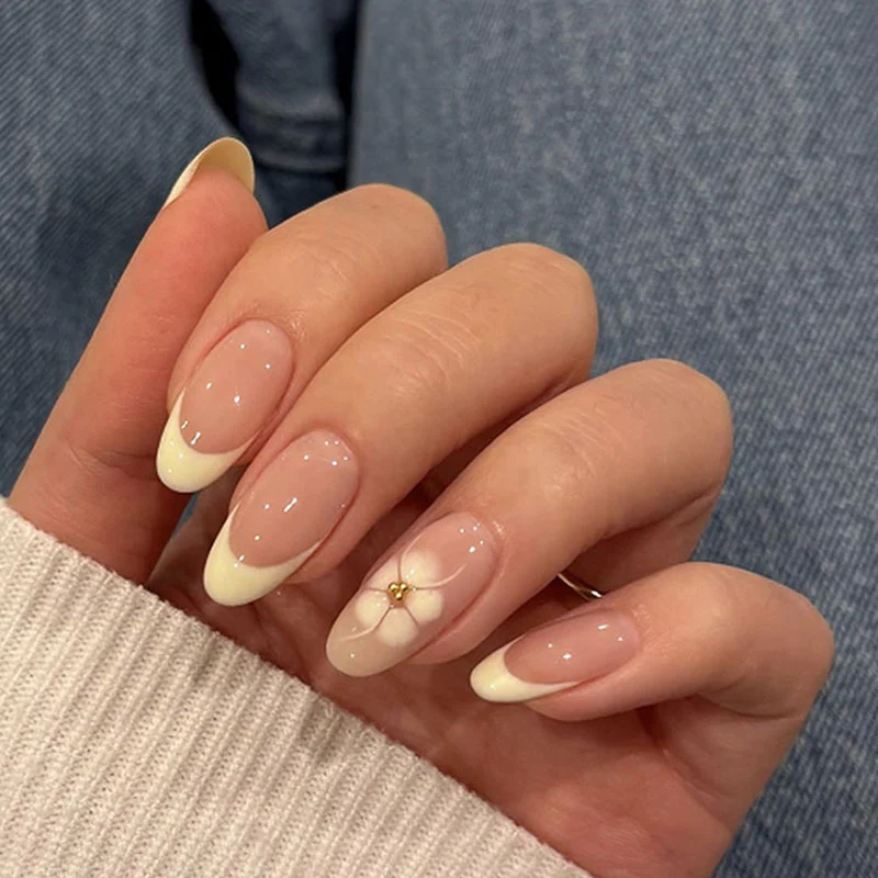 Kunstnagelset mit eleganten blauen und nude Farbakzenten Brehn