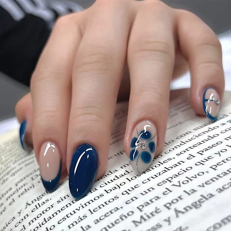 Kunstnagelset mit eleganten blauen und nude Farbakzenten Brehn