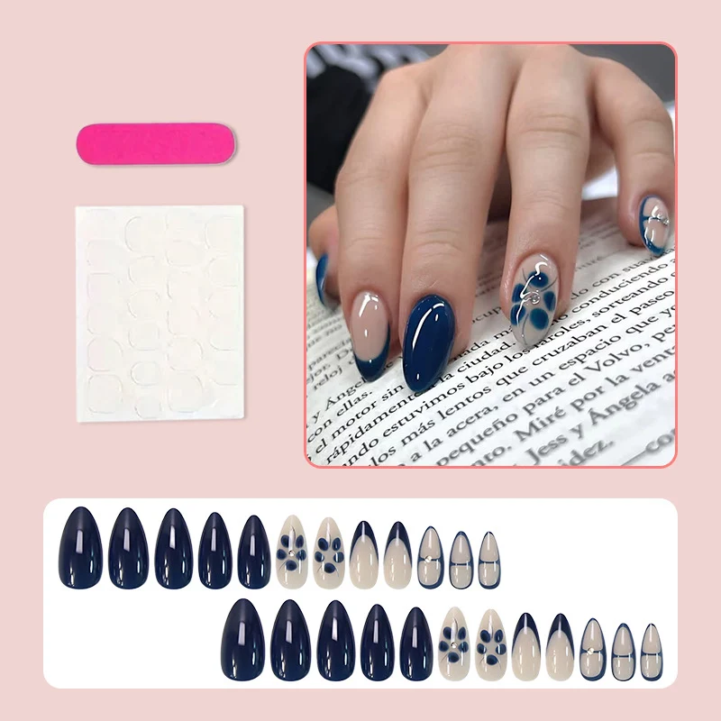 Kunstnagelset mit eleganten blauen und nude Farbakzenten Brehn