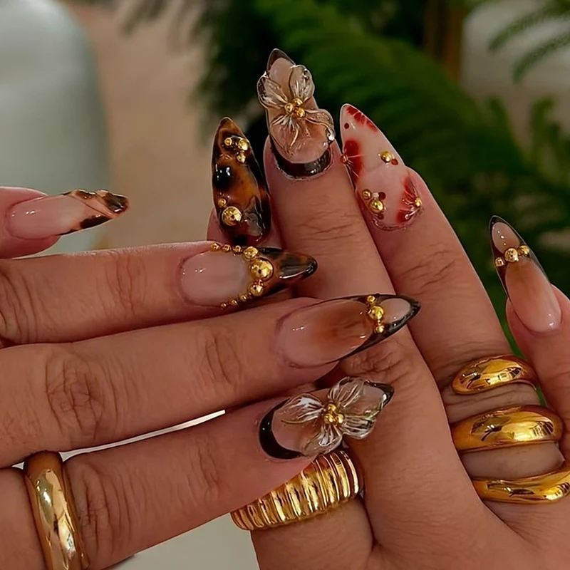 Kunstnagel Set mit romantischen floralen Designs und hochwertigen Verzierungen Brehn