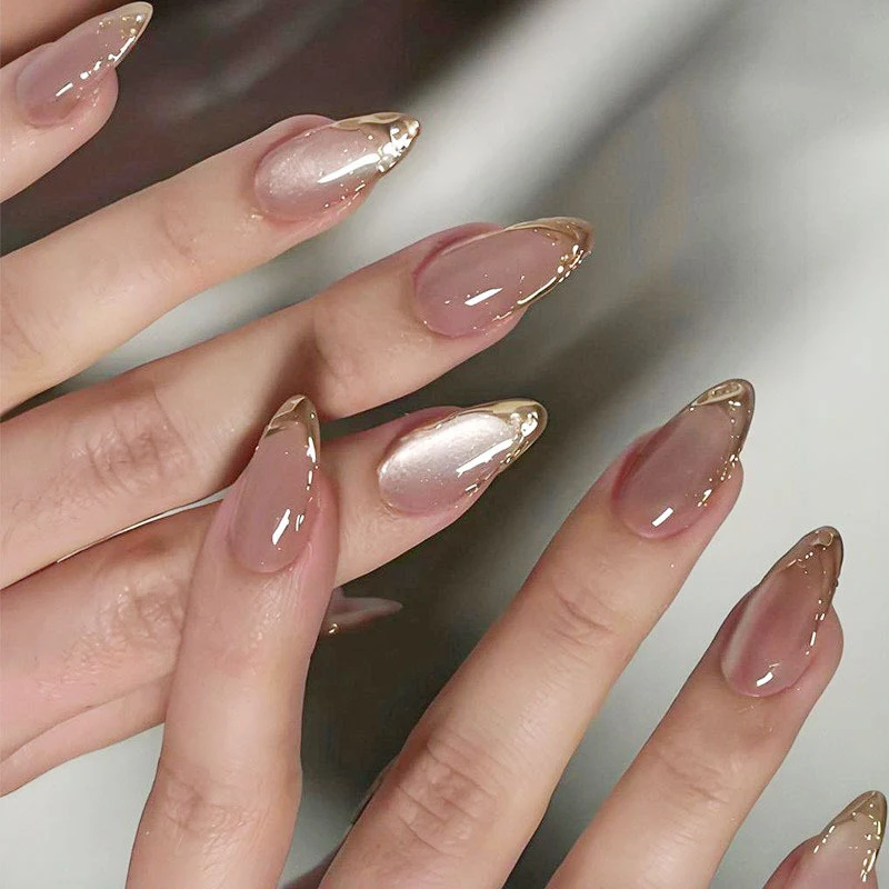 Kunstnägel mit trendigen Goldspitzen Brehn