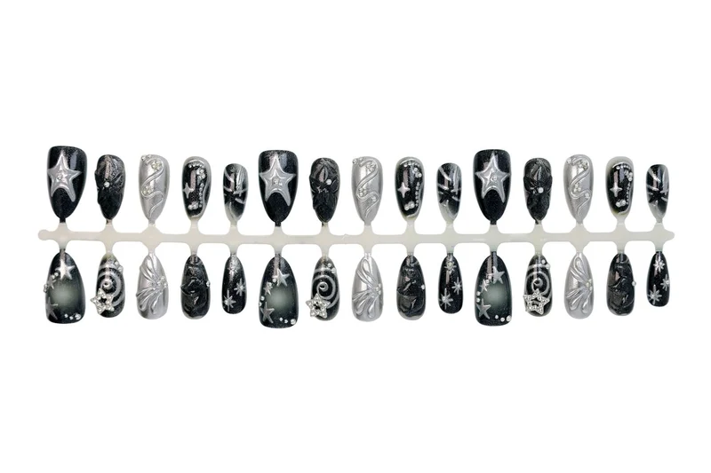 Kunstnägel mit stilvollen metallic Verzierungen Brehn