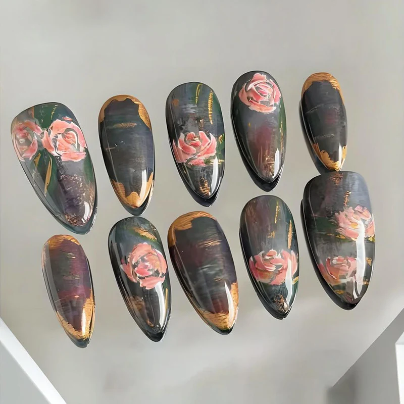 Kunstnägel mit romantischen Rosenmotiven und elegantem Goldrand Brehn