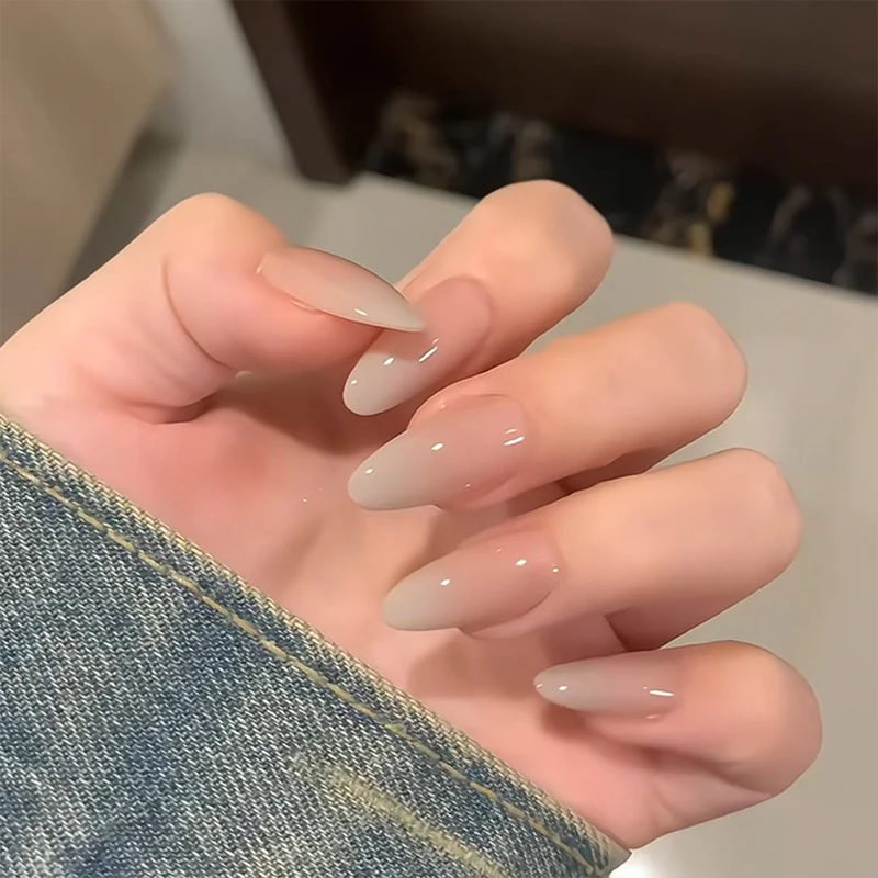 Kunstnagelset im eleganten Stil Brehn