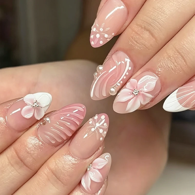 Kunstnagelset mit eleganten 3D-Blüten und verzierten Details Brehn