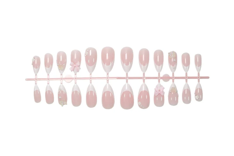 Kunstnagelset mit eleganten 3D-Blüten und trendigen Spitzen Brehn
