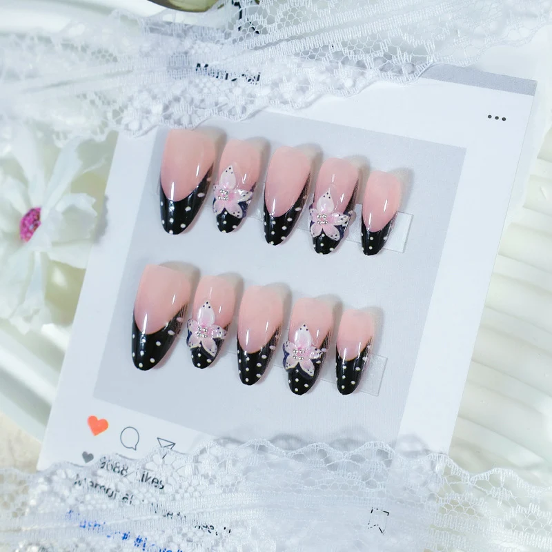 Kunstnagelset mit eleganten 3D-Blumen und stilvollen Punkten Brehn