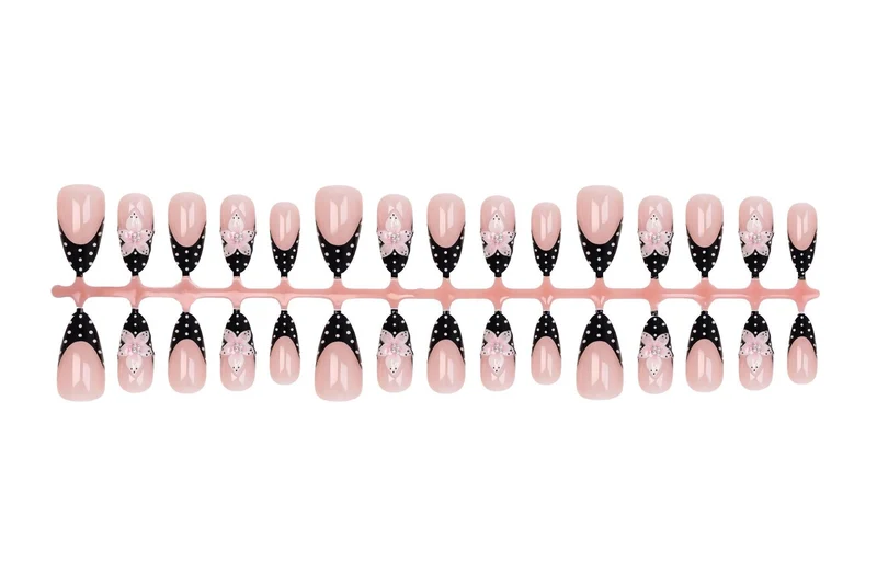 Kunstnagelset mit eleganten 3D-Blumen und stilvollen Punkten Brehn