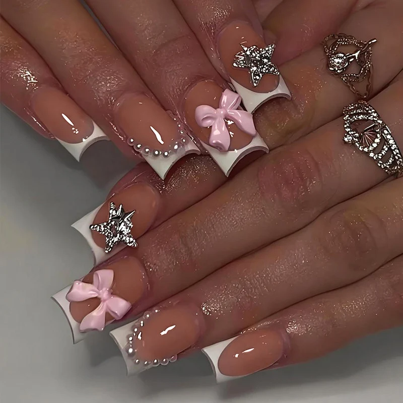 Kunstnagelset mit eleganten 3D-Blumen und Glitzerakzenten Brehn