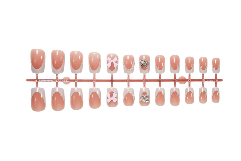 Kunstnagelset mit eleganten 3D-Blumen und Glitzerakzenten Brehn