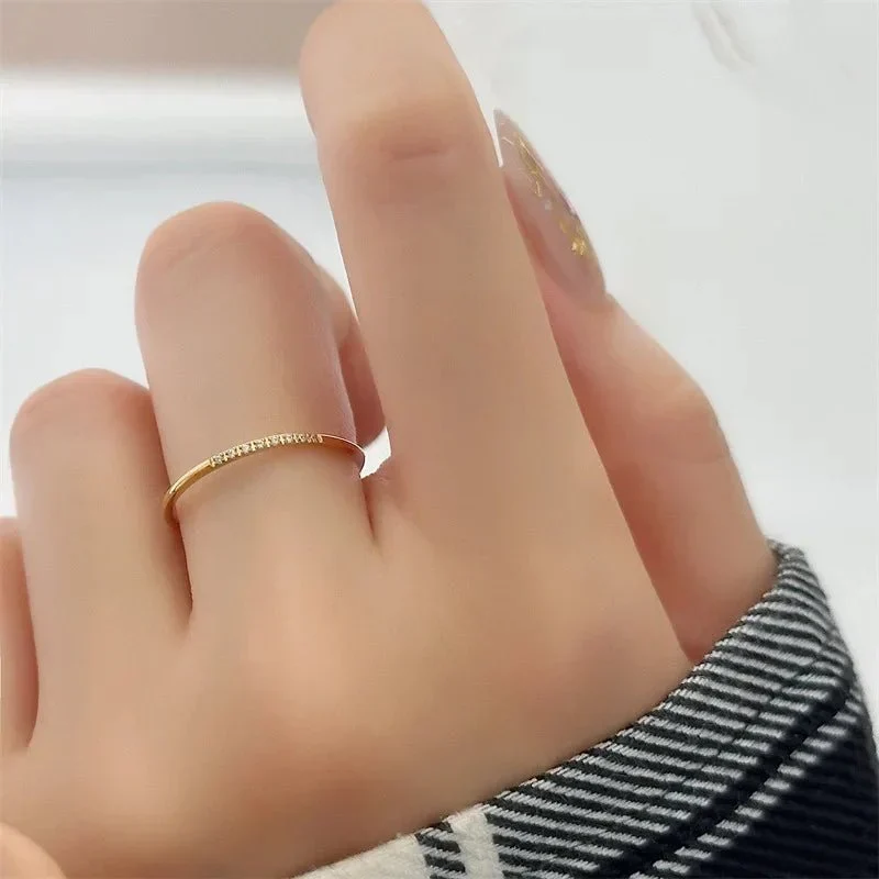 Skanto | Zierlicher dünner gesprenkelter Diamantring