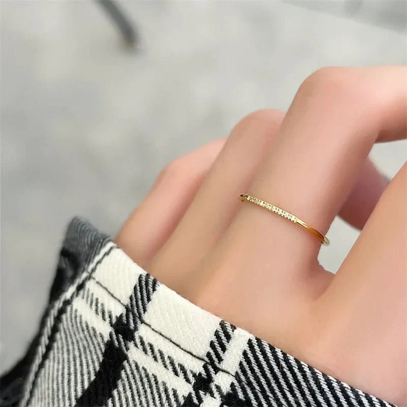 Skanto | Zierlicher dünner gesprenkelter Diamantring