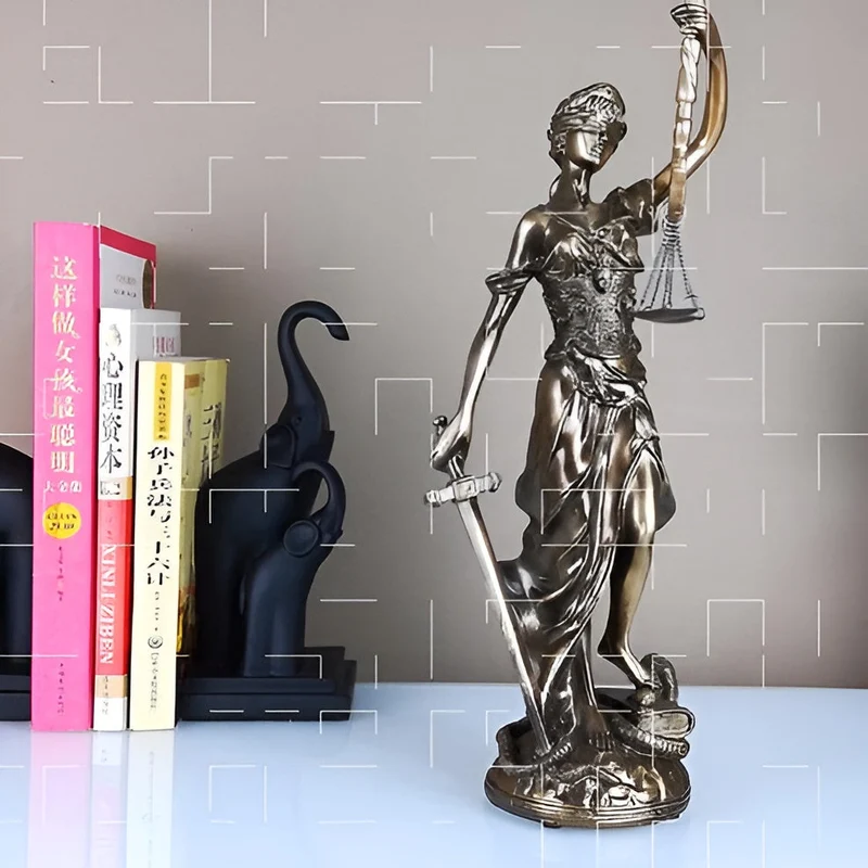 Statue der Justitia – Eine elegante dekorative Skulptur der Justitia