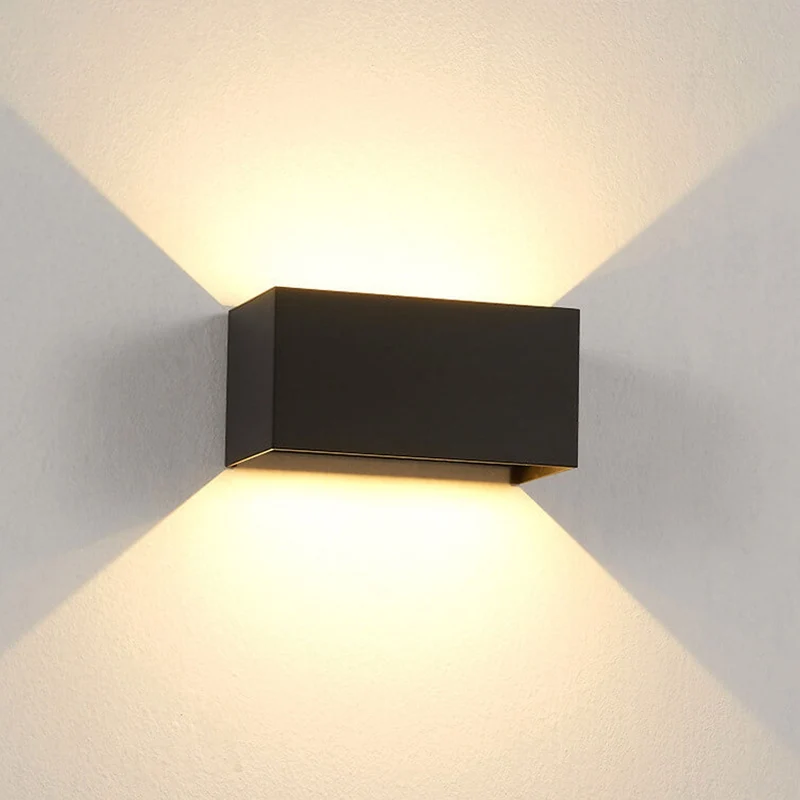 Moderne, wasserdichte, rechteckige LED-Außenwandleuchte mit Up- und Down-Beleuchtung.