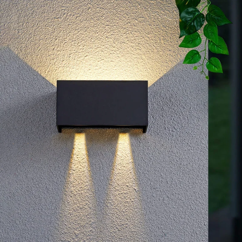Moderne, wasserdichte, rechteckige LED-Außenwandleuchte mit Up- und Down-Beleuchtung.