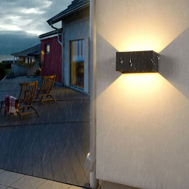 Moderne, wasserdichte, rechteckige LED-Außenwandleuchte mit Up- und Down-Beleuchtung.