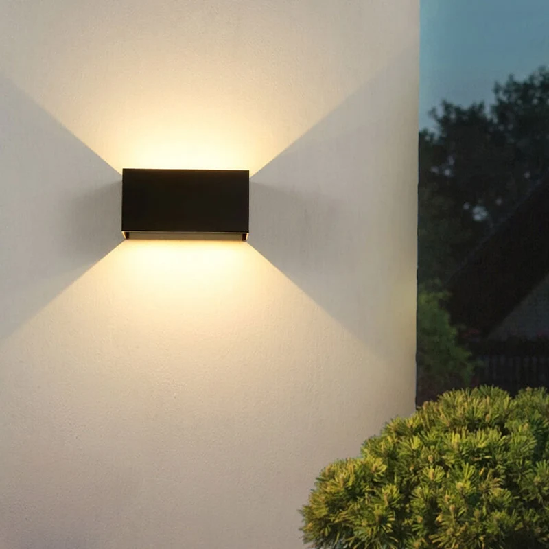 Moderne, wasserdichte, rechteckige LED-Außenwandleuchte mit Up- und Down-Beleuchtung.
