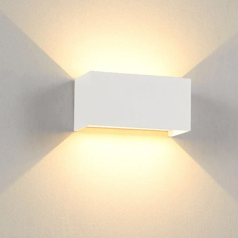 Moderne, wasserdichte, rechteckige LED-Außenwandleuchte mit Up- und Down-Beleuchtung.