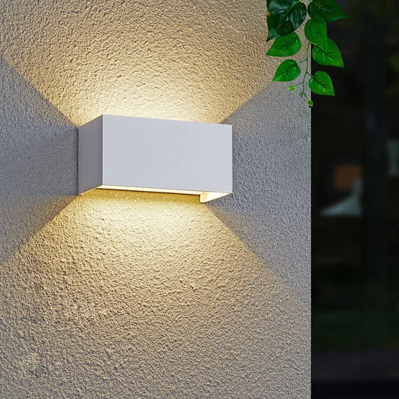 Moderne, wasserdichte, rechteckige LED-Außenwandleuchte mit Up- und Down-Beleuchtung.