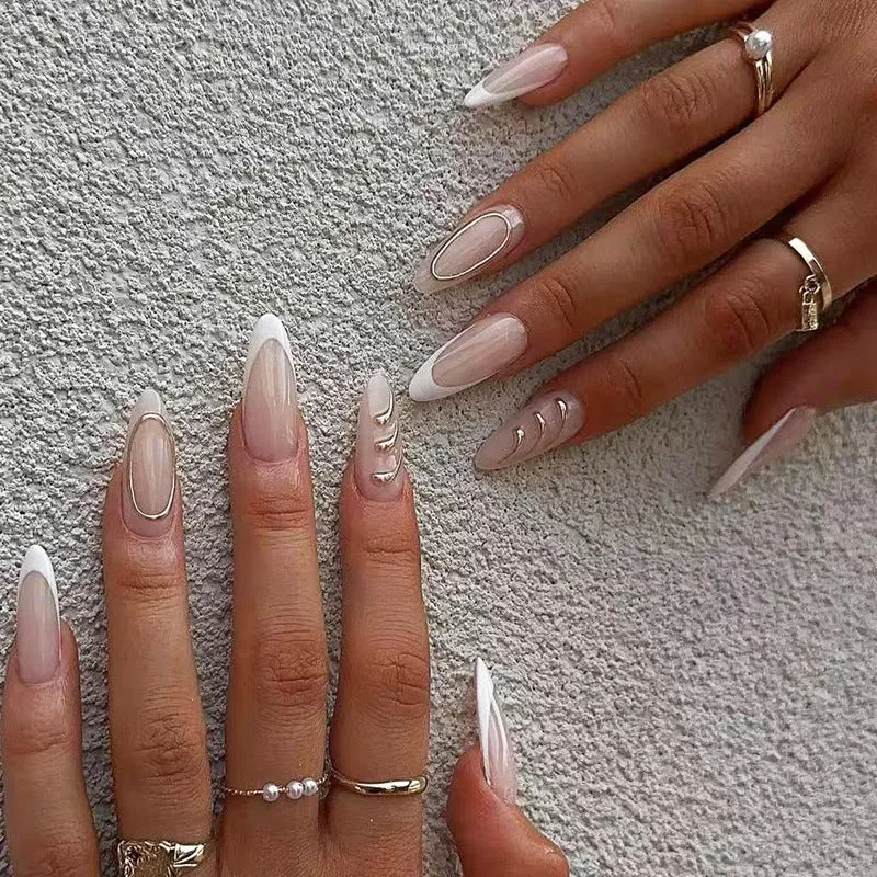 Kunstnagelset mit elegantem Spitzen-Design und kreativen Akzenten Brehn