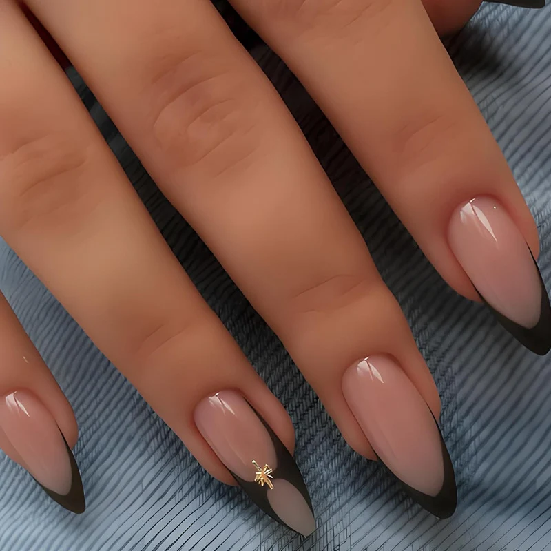Kunstnagelset mit elegantem Spitzen-Design und Glitzerdetails Brehn