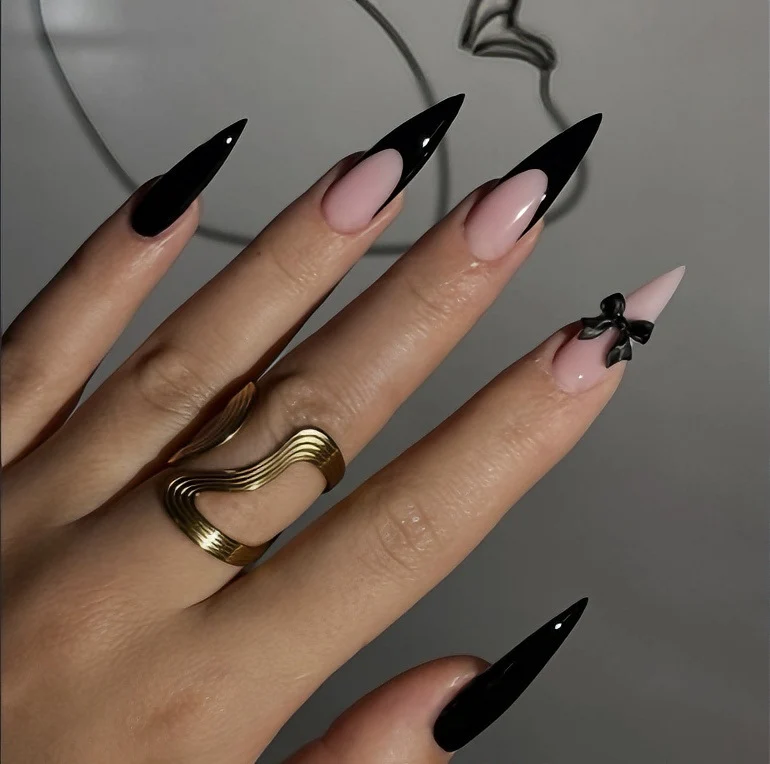 Kunstnagelset mit elegantem Schwarz-Weiß-Design und spielerischen Akzenten Brehn