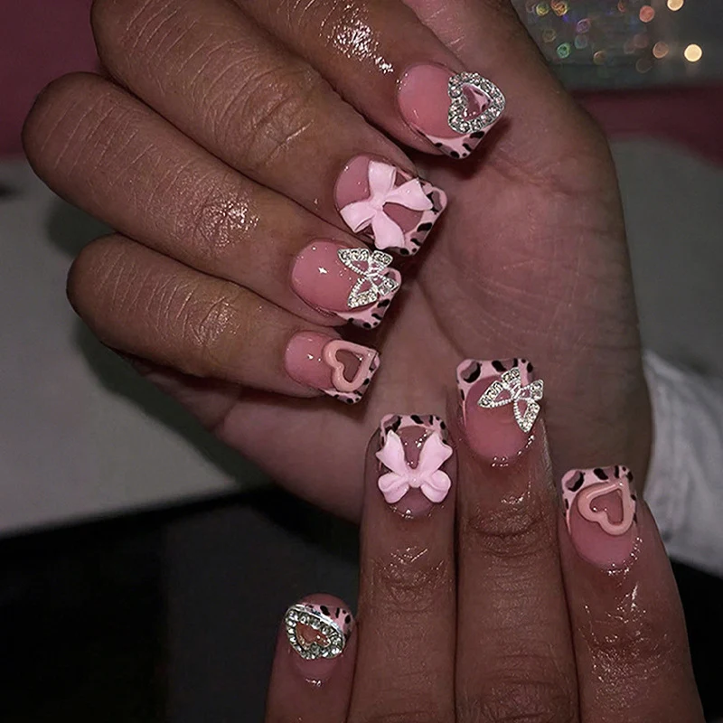 Künstliche Nagelart mit Verzierungen Brehn