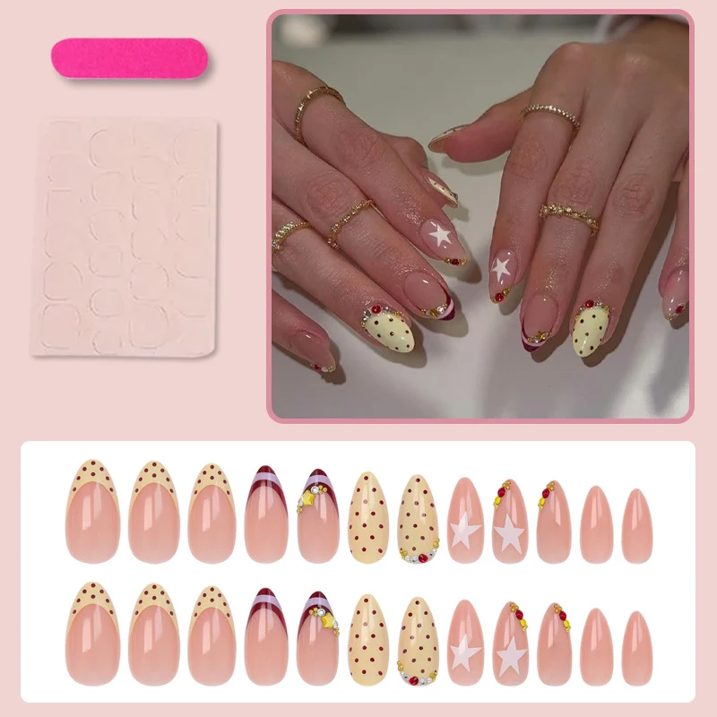 Kunstnagel Set mit luxuriösen Akzenten und kreativen Designs Brehn