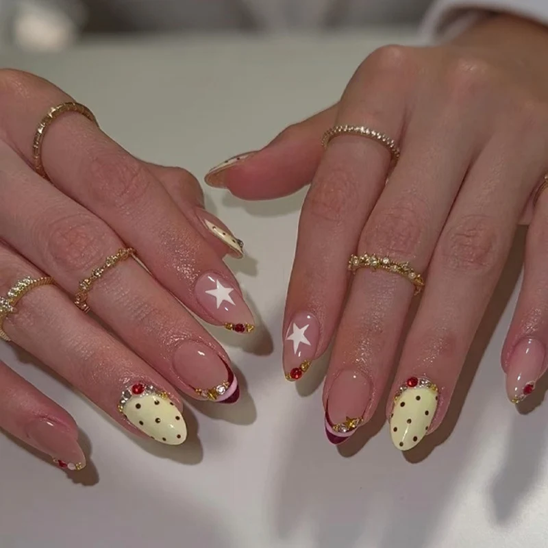 Kunstnagel Set mit luxuriösen Akzenten und kreativen Designs Brehn