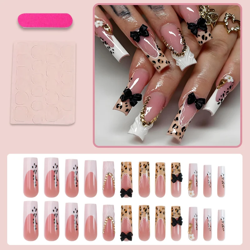 Künstliche Fingernägel mit eleganten Tiermustern und Schmuckdetails Brehn