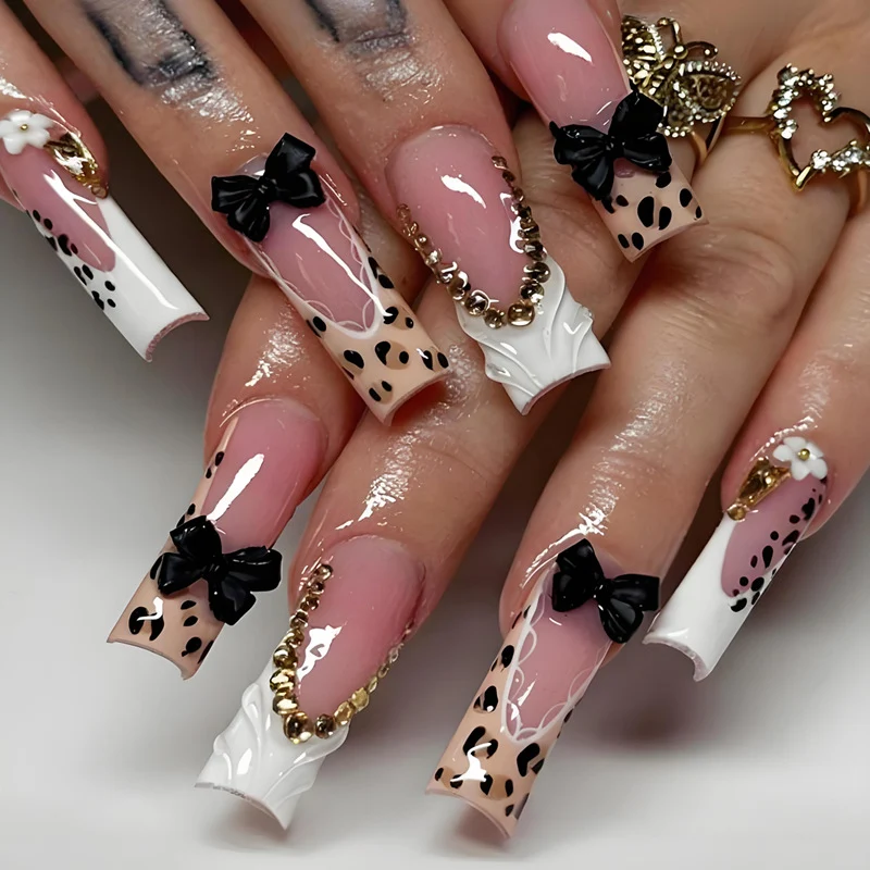 Künstliche Fingernägel mit eleganten Tiermustern und Schmuckdetails Brehn