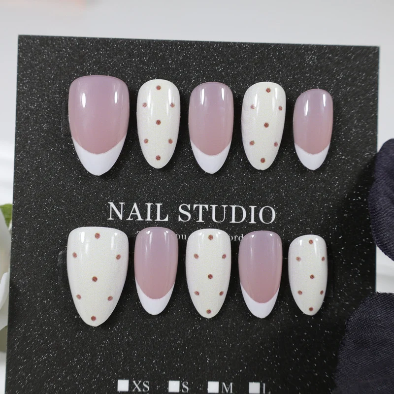 Künstliche Fingernägel mit eleganten Punkten und glamourösen Akzenten Brehn