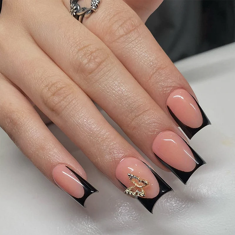 Kunstnägel mit eleganter Schwarz-Weiß-Spitze und filigranen Akzenten Brehn