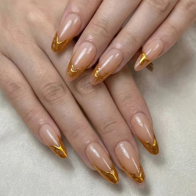 Kunstnägel mit eleganten Goldspitzen Brehn