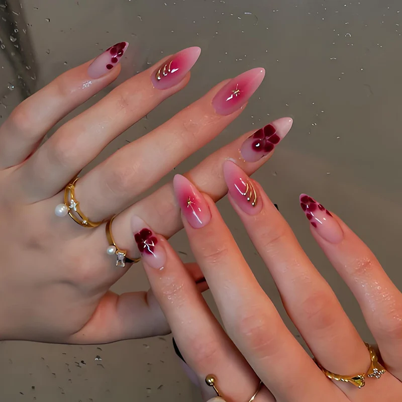 Künstliche Fingernägel mit eleganten Blumen- und Glitzermuster Brehn