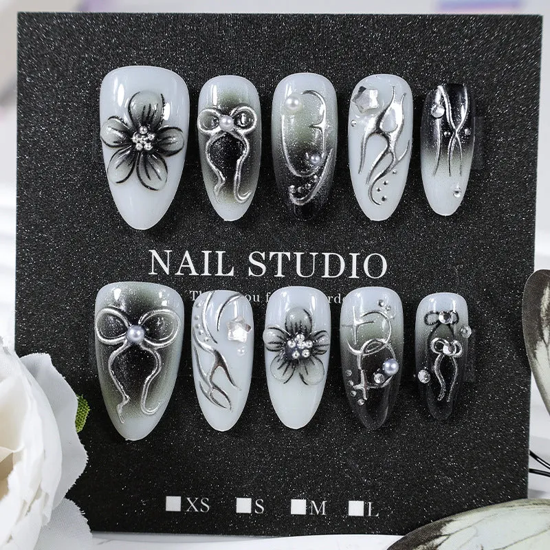 Kunstnägel mit eleganten floralen und glitzernden Verzierungen Brehn