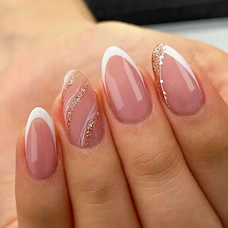 Kunstnägel mit elegantem French-Tipp und glitzernden Akzenten Brehn