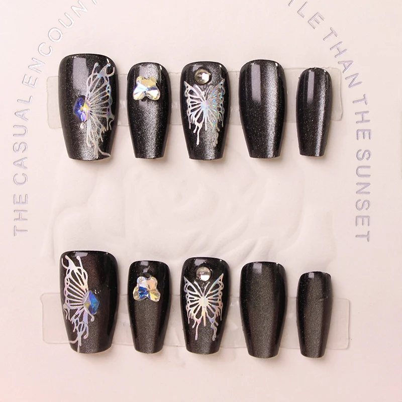 Kunstfingernägel mit dekorativen Schmetterlingsdesigns und Glitzerakzenten Brehn
