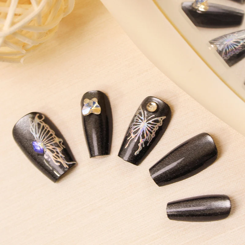 Kunstfingernägel mit dekorativen Schmetterlingsdesigns und Glitzerakzenten Brehn