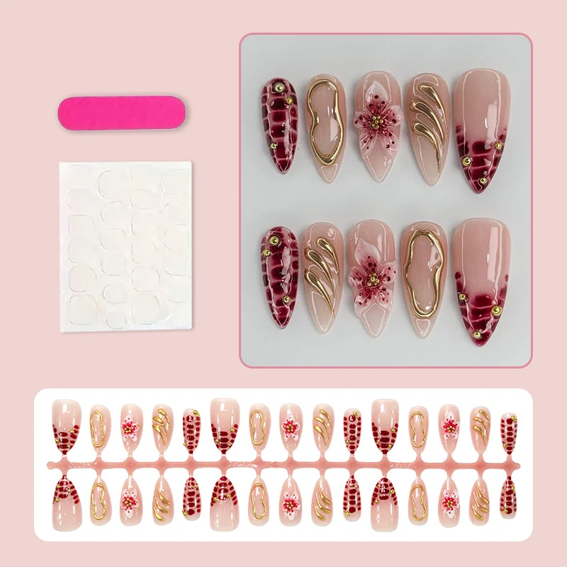 Kreatives Kunstnagelset mit floralen Verzierungen und glamourösen Akzenten Brehn