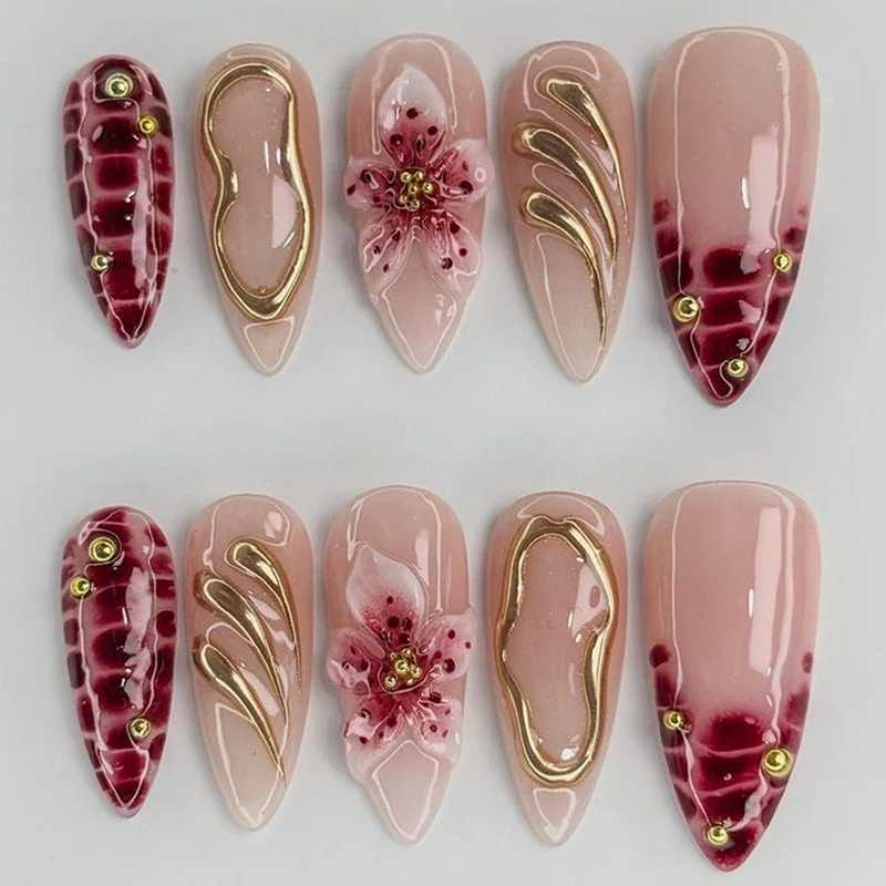 Kreatives Kunstnagelset mit floralen Verzierungen und glamourösen Akzenten Brehn