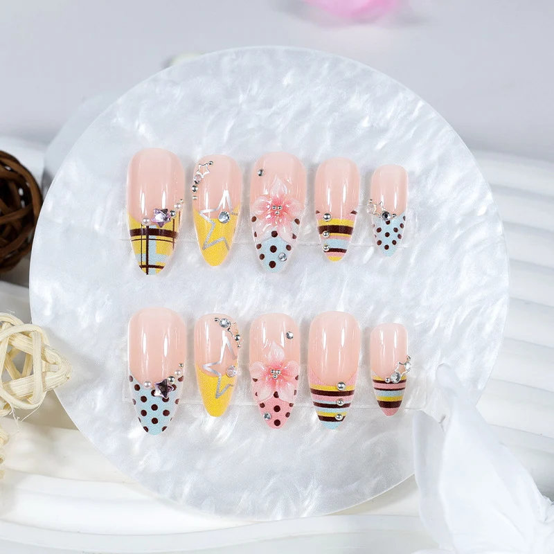 Kreatives Kunstnagelset mit floralen und geometrischen Motiven Brehn