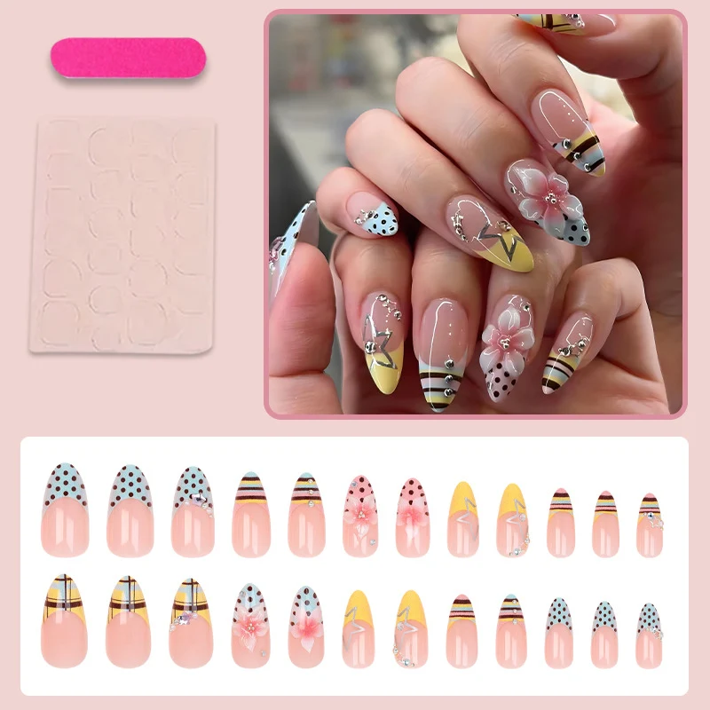 Kreatives Kunstnagelset mit floralen und geometrischen Motiven Brehn