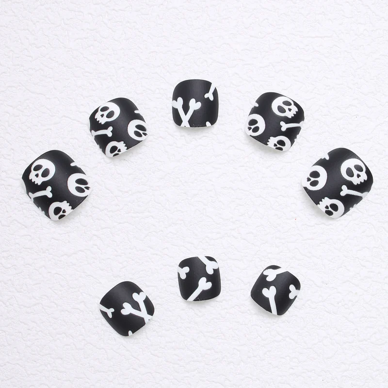 Fußnagel Kunstset mit kreativen Totenkopf- und Knochenmotiven Brehn