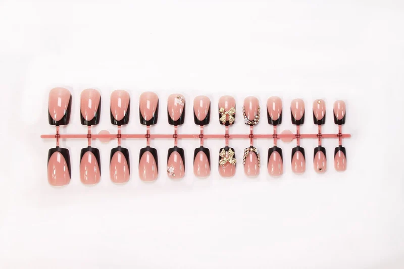 Künstliche Nagelverzierungen mit glamourosem Design Brehn
