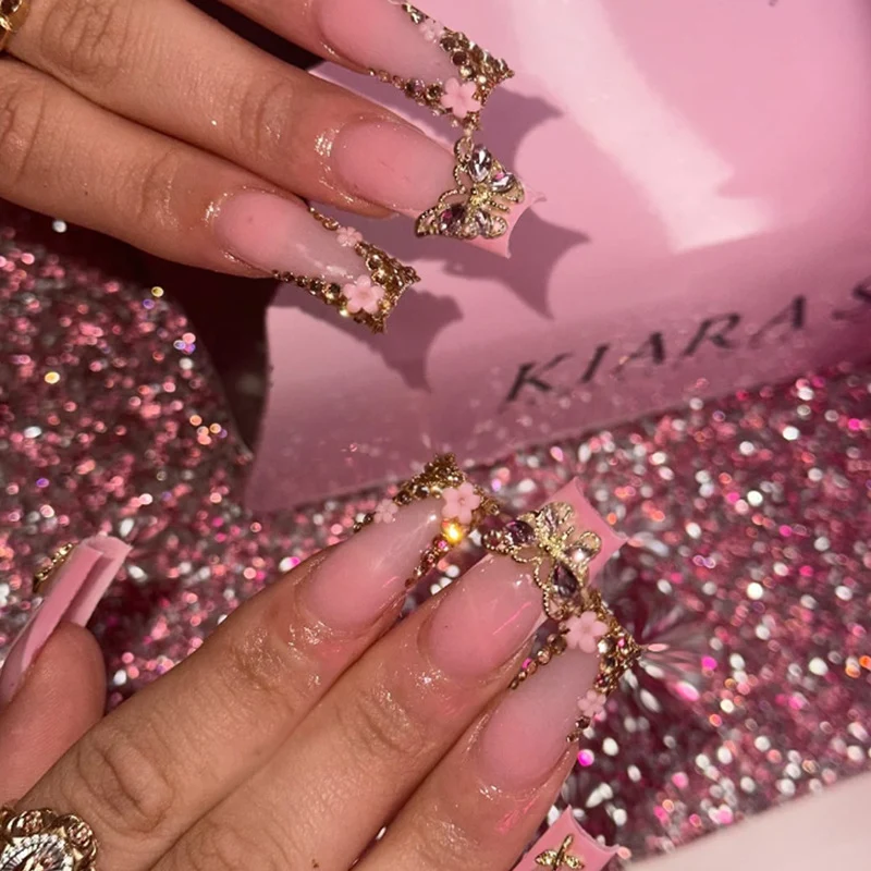 Künstliche Nagelverlängerung mit glamourösen Verzierungen Brehn